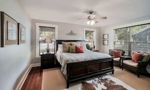 2 bedrooms, iron/ironing board, WiFi, bed sheets - Bungalow on College - Close to Main, Outdoor oasis (Fredericksburg)