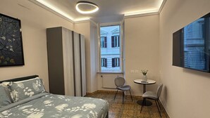 Ein Schlafzimmer mit einem Bett, einem Schreibtisch und einem Fenster.