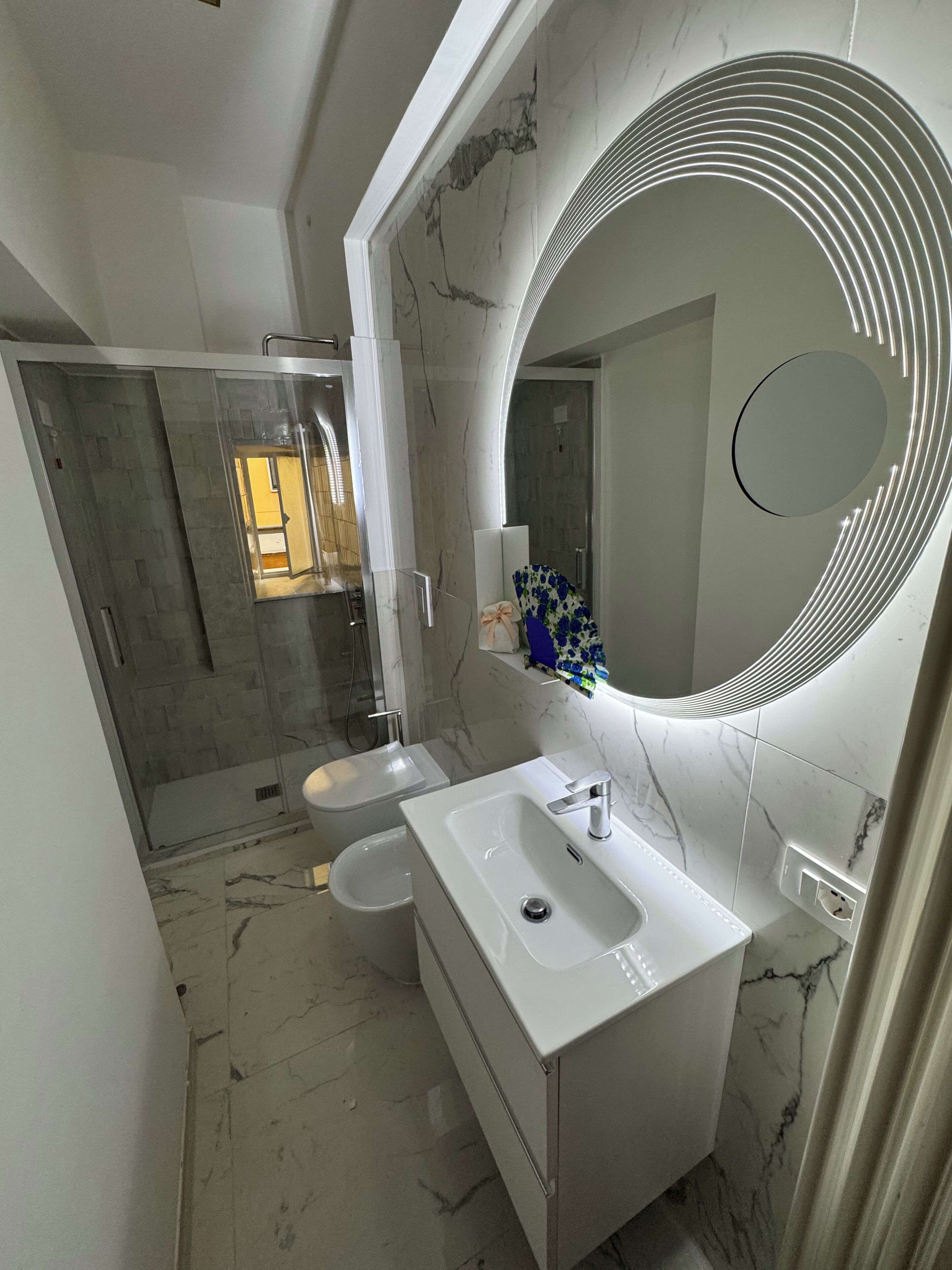 Traditionele tweepersoonskamer | Badkamer | Een douche, een haardroger, handdoeken, zeep