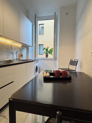 Fridge, microwave, stovetop, dishwasher