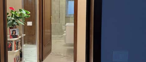 Traditional-Doppelzimmer | Badezimmer | Dusche, Haartrockner, Handtücher, Seife