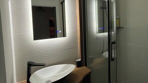 Dusj, hårføner, håndklær og såpe