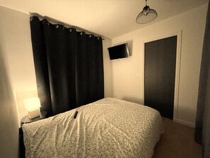 1 chambre, lit parapluie, Wi-Fi gratuit, draps fournis