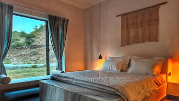 5 bedrooms, iron/ironing board, WiFi, bed sheets