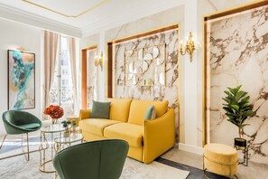 Apartment, Stadtblick | Wohnbereich