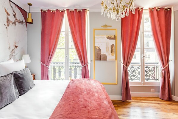 Appartement, uitzicht op de stad | Hypoallergeen beddengoed, pillowtop-bedden, een kluis op de kamer