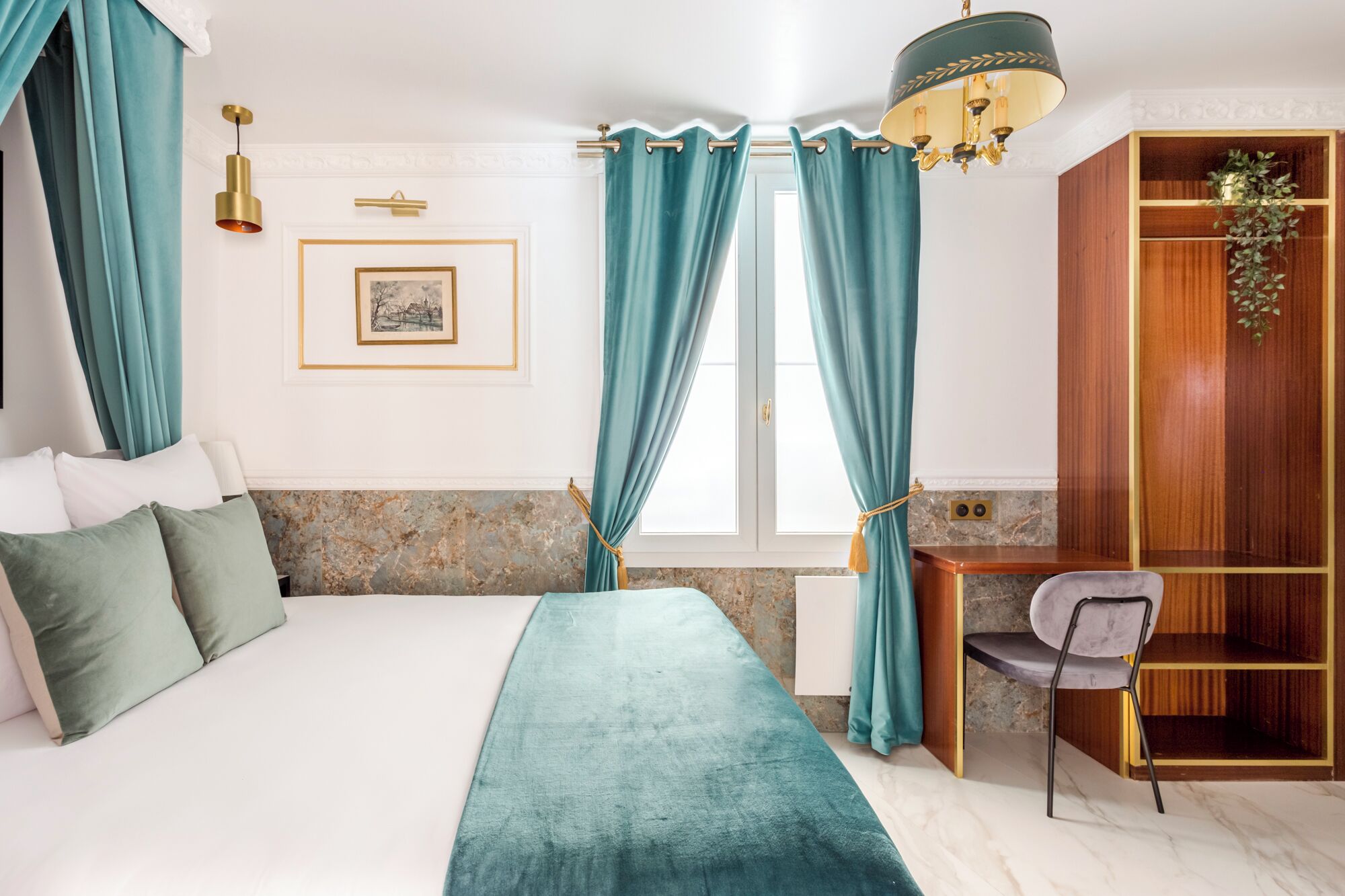 Ein Schlafzimmer mit Bett, Türkisvorhängen, Schreibtisch, Stuhl, Kleiderschrank und einer Deckenleuchte.