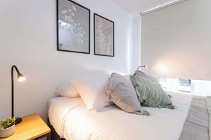 2 bedrooms, desk, iron/ironing board, WiFi