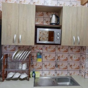 Fridge, microwave, oven, stovetop - Furnished studio, Douala-Total Nkolbong close to the road and all amenities (Douala)
