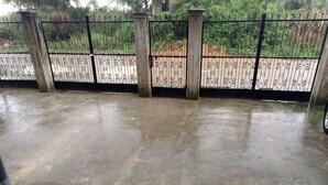 A covered outdoor area with a concrete floor and a metal fence with decorative patterns. - Furnished studio, Douala-Total Nkolbong close to the road and all amenities (Douala)