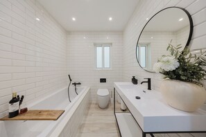 Sèche-cheveux, serviettes fournies