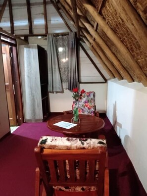 エグゼクティブ ダブルまたはツインルーム | リビング エリア | 32 インチのスマートテレビ (ケーブル放送視聴可)