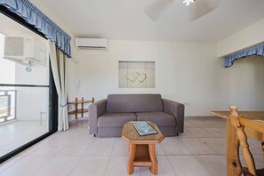Smart TV - Beautiful seafront apartment in Għadira Bay with 2 bedrooms, 2 bathrooms, and a large terrace offering breathtaking sea views. Located on the second floor (no lift) and just 1 minute from the sandy beach — ideal for a relaxing seaside escape. (Il-Mellieħa)