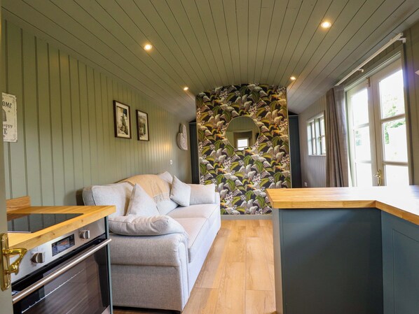 المنشأة من الداخل