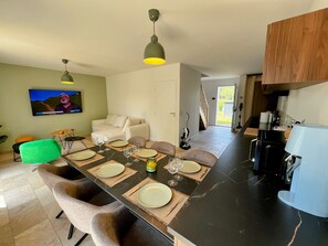 Una cocina moderna con comedor listo para cuatro personas.