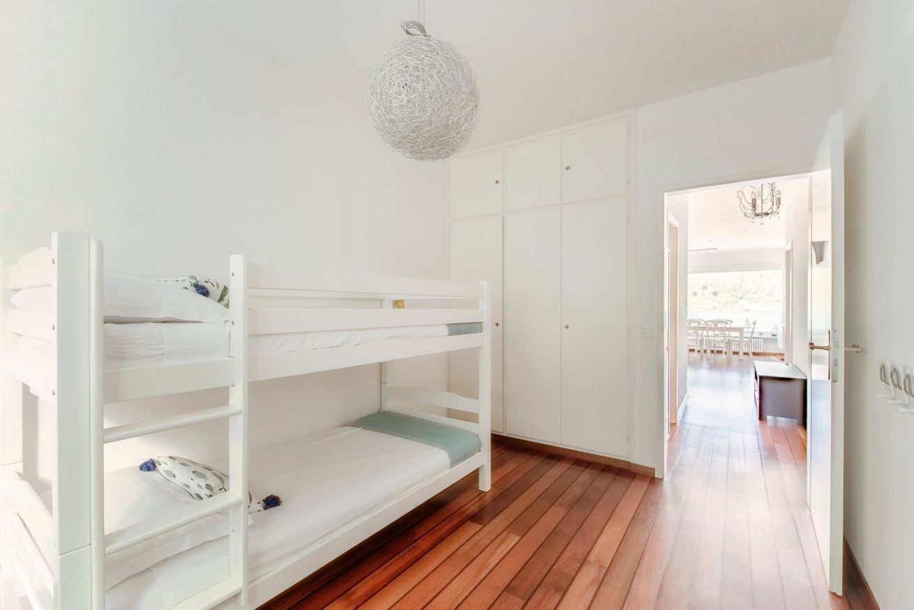 3 slaapkamers, een strijkplank/strijkijzer, gratis wifi, beddengoed
