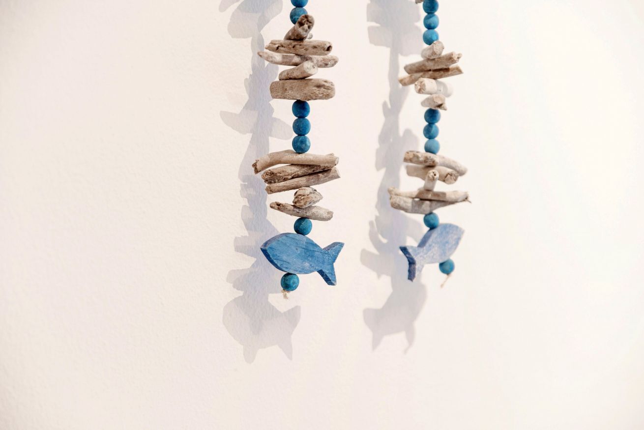 Un collar con elementos de madera y cuentas azules.