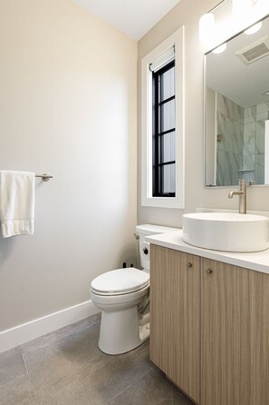 Shower, hair dryer, towels - Hamilton Place | Lakestone Building | 305 A (Traverse City)
