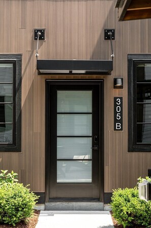 Exterior detail - Hamilton Place | Lakestone Building | 305 B (Traverse City)