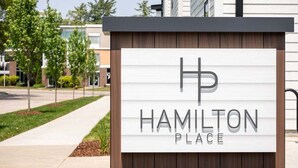 Une enseigne pour « Hamilton Place », au design moderne, avec un logo et le nom de l’établissement mis en évidence.