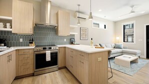 Une cuisine moderne avec des meubles en bois, un four encastré et un plan de travail.