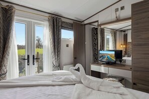 Escritorio, tabla de planchar con plancha, wifi y ropa de cama