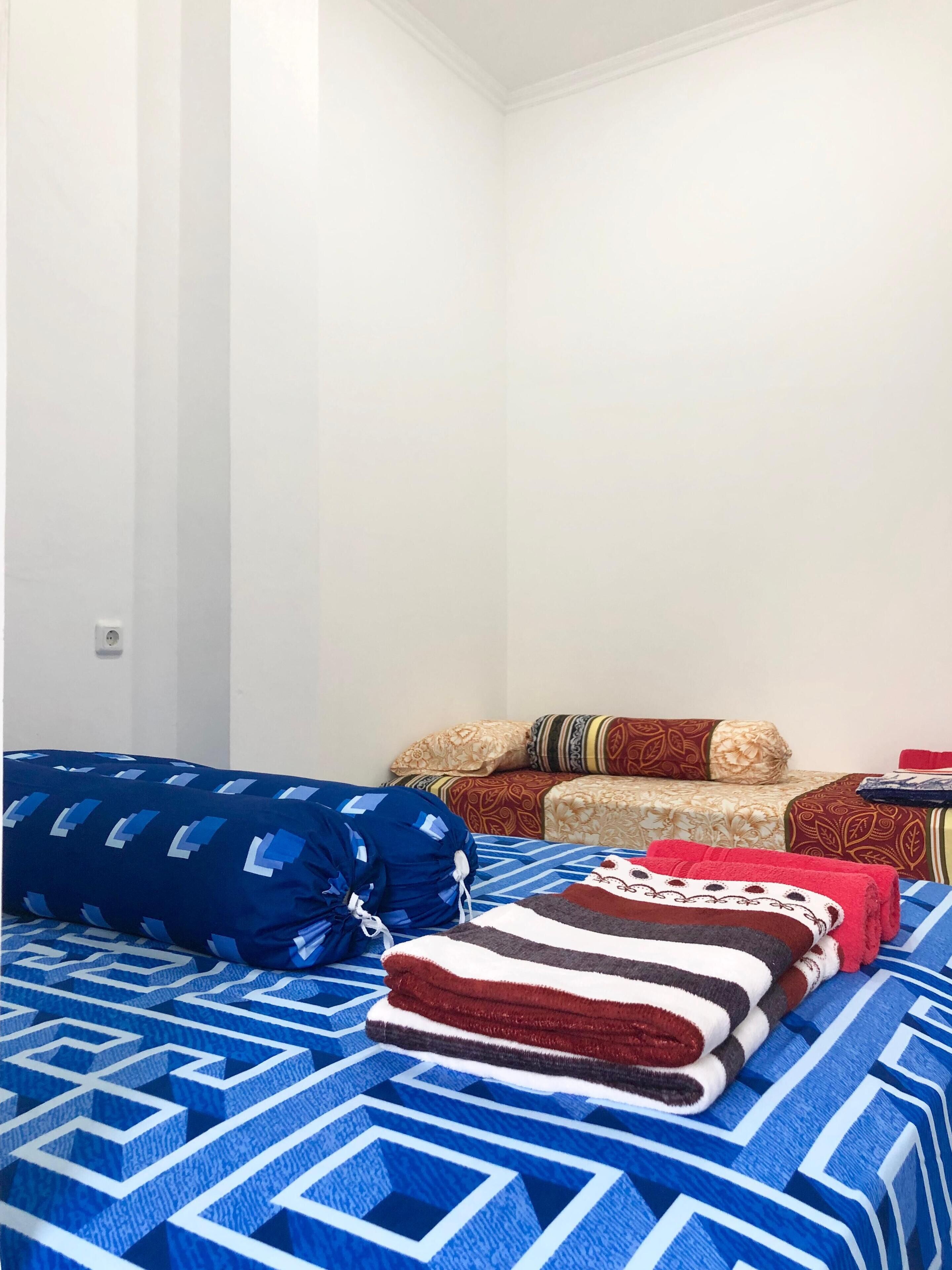 华丽三人房 | 办公桌、笔记本电脑工作区