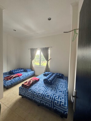 Firemannsrom – familie, byutsikt | Skrivebord og skrivebord for bærbar PC