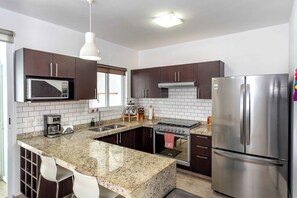 Réfrigérateur, micro-ondes, four, plaque de cuisson