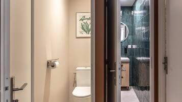 Sèche-cheveux, serviettes fournies, savon, shampoing