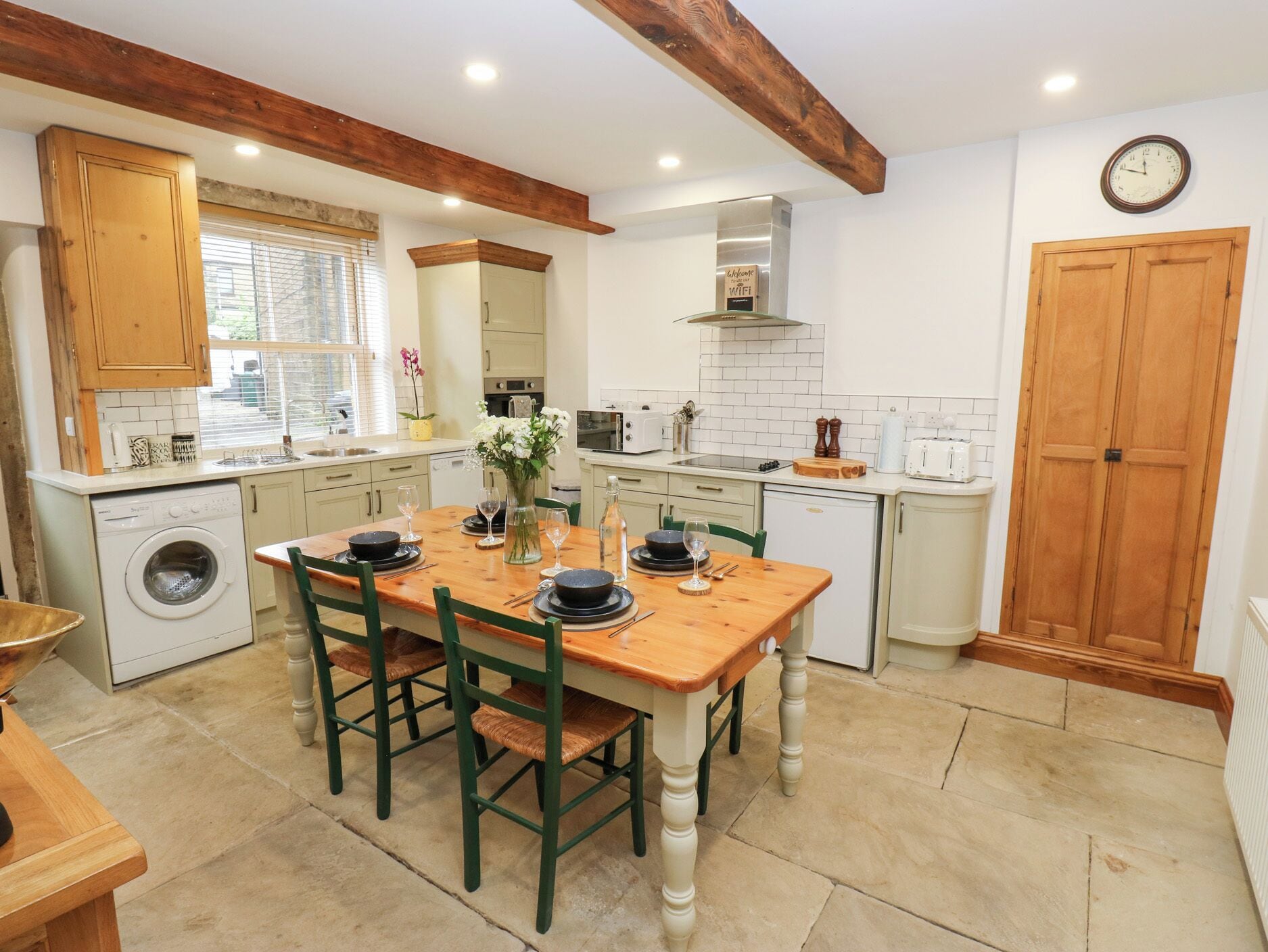 Feriehus | Privat køkken | Opvaskemaskine, køkkentøj/tallerkener/redskaber