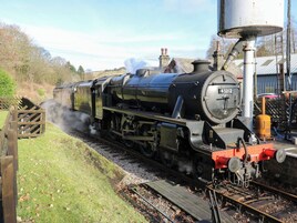 Una locomotora de vapor con el número 45212 sobre una vía férrea.