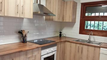 Een oven, een kookplaat, een vaatwasser