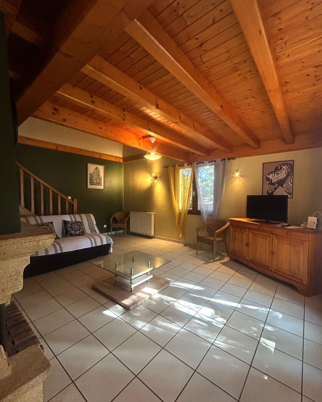 Fernseher, Tischfußball, Tischtennisplatte, Bücher