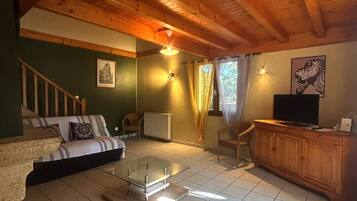 Télévision, baby-foot, table de tennis de table, livres