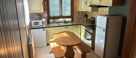 Réfrigérateur, four à micro-ondes, un four, surface de cuisson