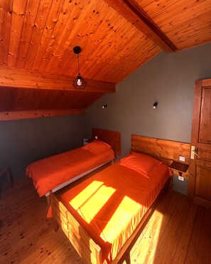 3 chambres, fer et planche à repasser, lit de bébé portatif
