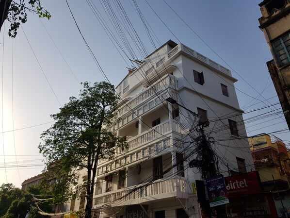 A multi-story hotel with balconies and a sign indicating it is a 2-star establishment. - Hotel 21 (Kolkata)