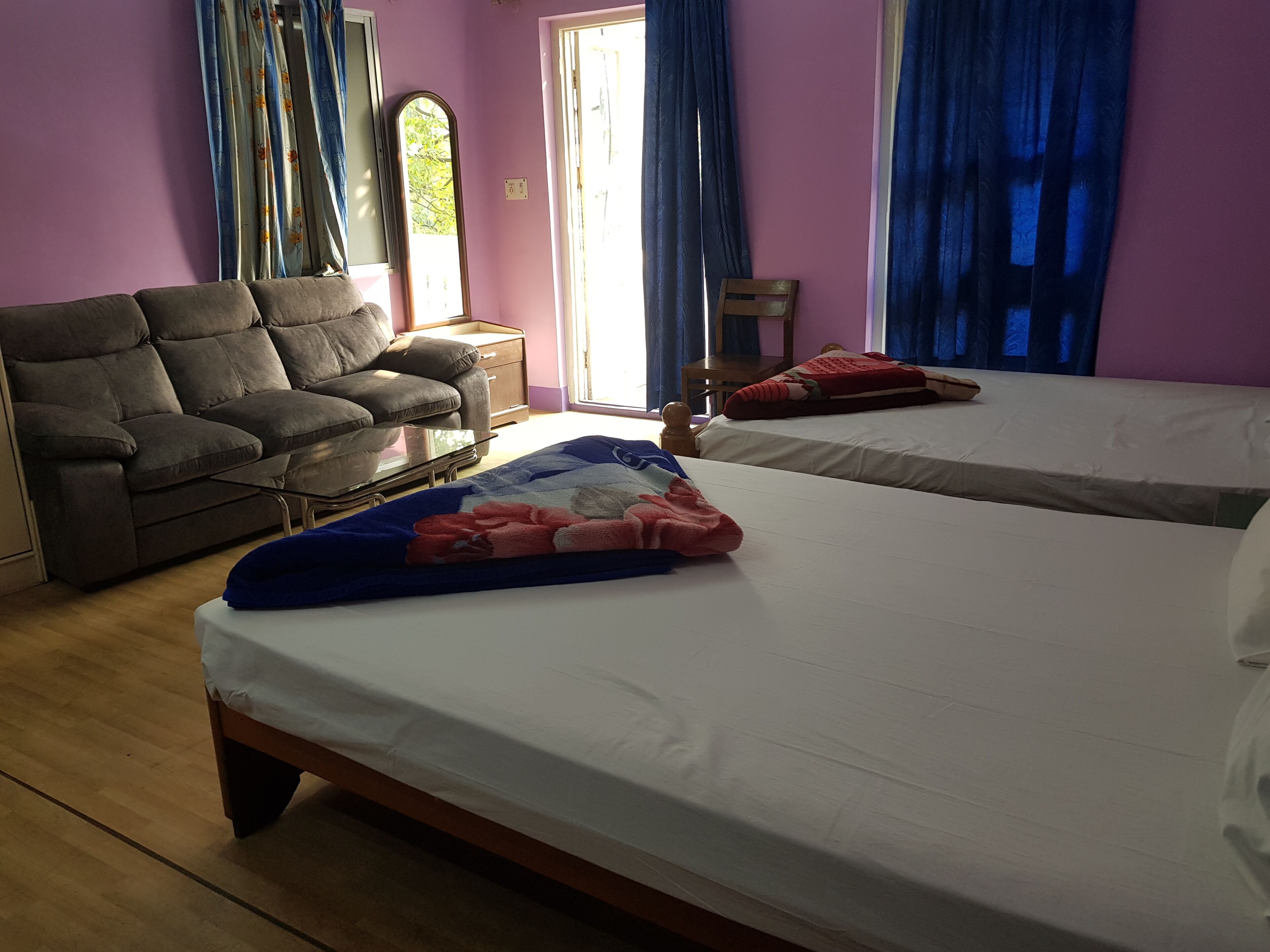 华丽四人房, 阳台, 城市景观 | 办公桌、免费 WiFi