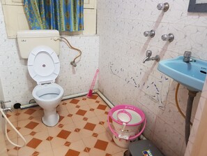 Ein Badezimmer mit Toilette, Waschbecken und Dusche.