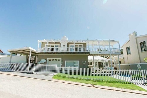 SURF n SEA   Beachfront Holiday Home