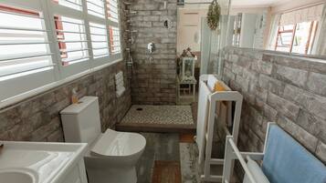 Dutxa, assecador de cabells, tovalloles i sabó