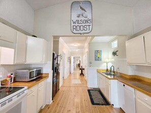 Frigorífico, microondas, horno y lavavajillas