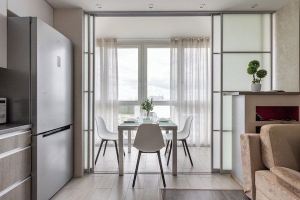 Refrigerador con freezer, microondas, horno, placa de cocina