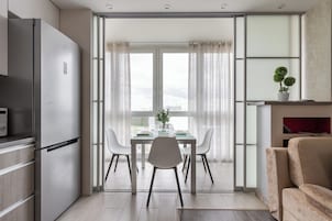 Refrigerador con freezer, microondas, horno, placa de cocina
