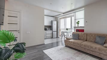 Appartement, airconditioning, uitzicht op de stad | Een bureau, een laptopwerkplek, een strijkplank/strijkijzer, gratis wifi
