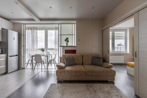 Apartment, Penyaman udara, City View | Ruang tamu | 50 inci televisyen dengan kabel 