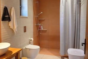 Regadera, secadora de cabello, toallas 