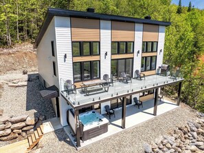 Terrace/patio - Spa, Mountain, Pool table - Le Haut 132 (Notre-Dame-Auxiliatrice-de-Buckland)