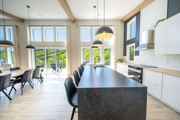 Fridge, microwave, oven, stovetop - Spa, Mountain, Pool table - Le Haut 132 (Notre-Dame-Auxiliatrice-de-Buckland)